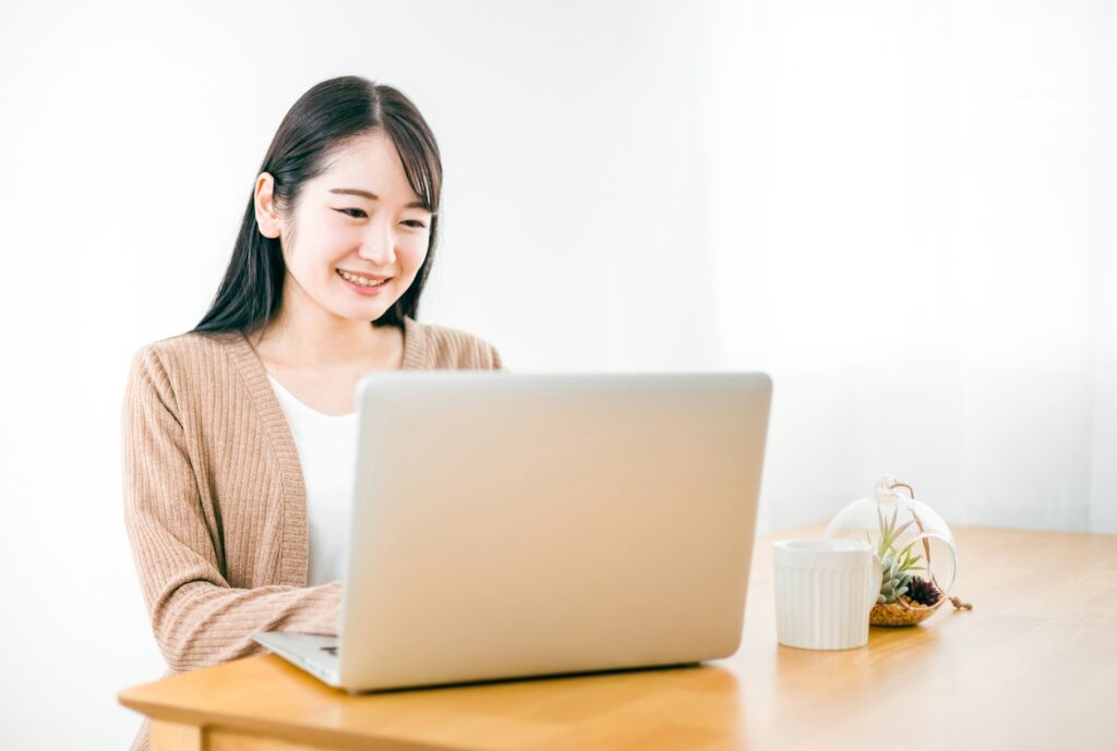 パソコンをする女性